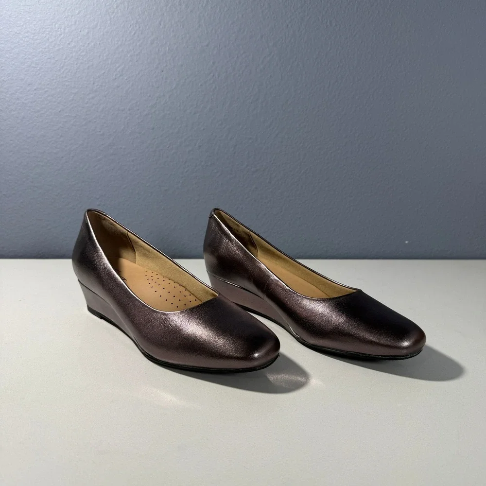 Trotters Womens Pewter Metallic Leather Wedge Pumps Round Toe T2555-976 Size 7 M